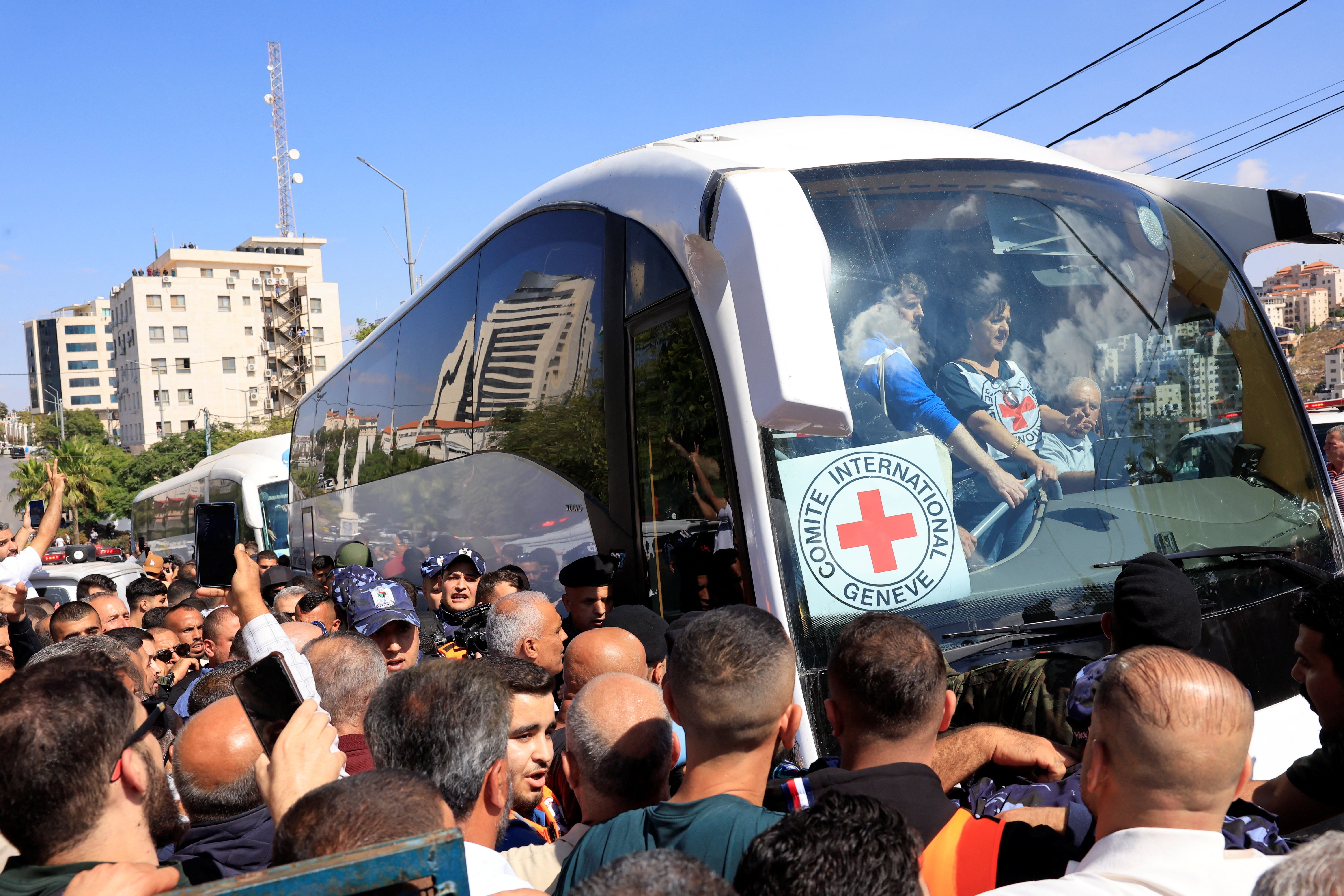 Israel começa a libertar quase 2 mil prisioneiros palestinos como parte do acordo de cessar-fogo em Gaza