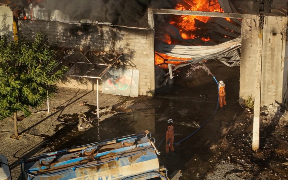 Um incêndio destruiu uma loja de variedades em Irecê, na Bahia. — Foto: Thiago Drone