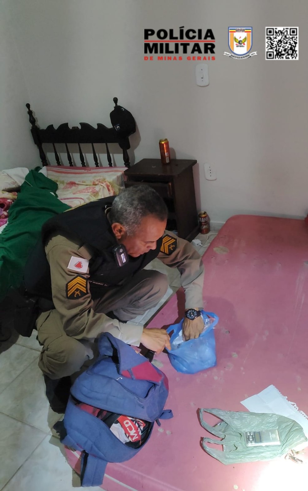 Policial encontra drogas na casa de suspeito &mdash; Foto: PMRv