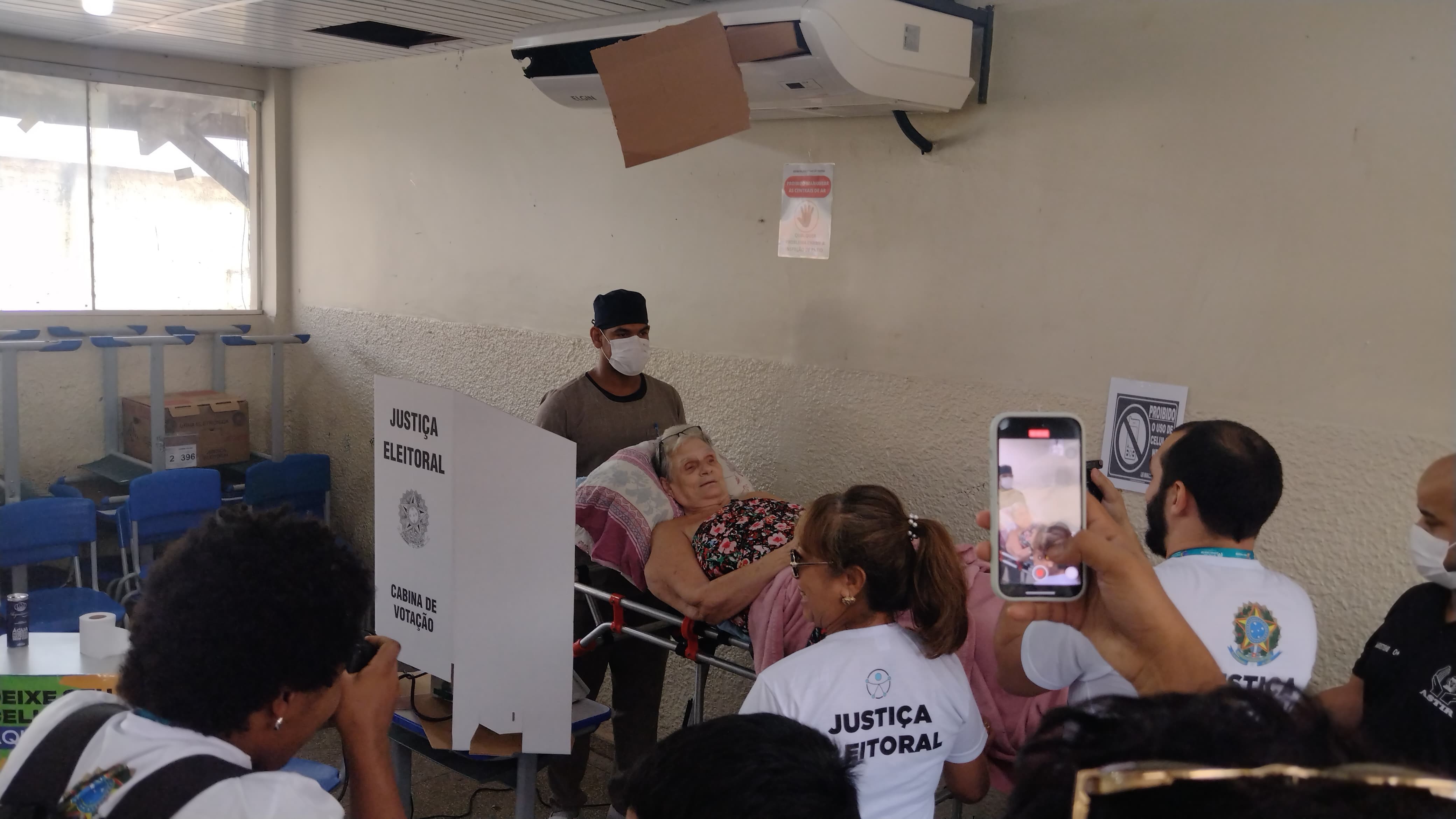 VÍDEO: Idosa de 72 anos chega de ambulância e maca para votar em escola de Porto Velho