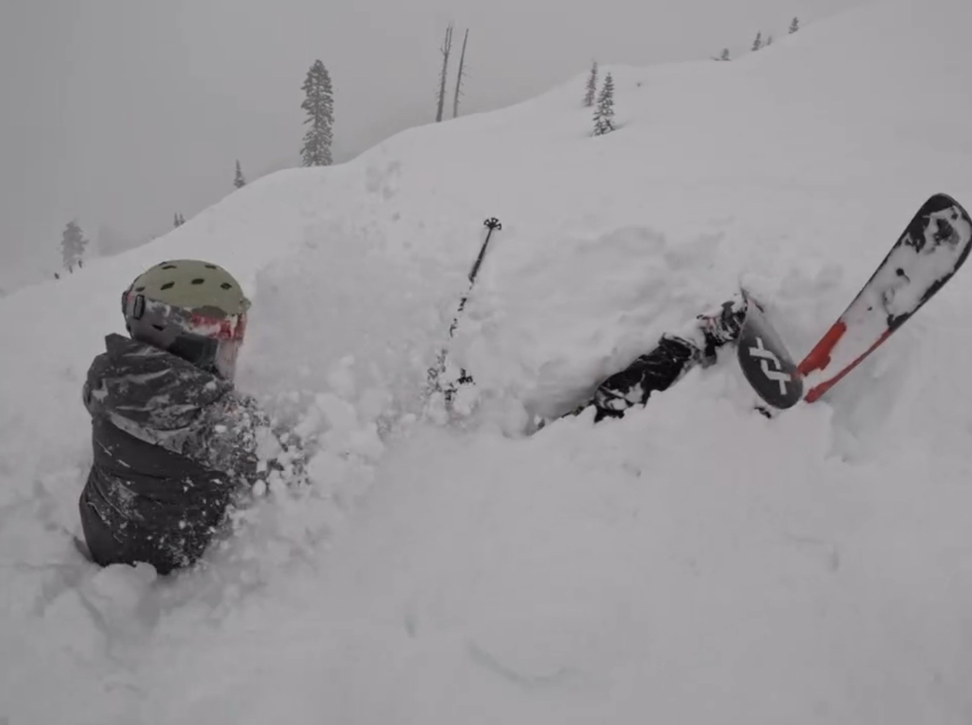 É #FATO: Esquiadores salvam homem soterrado por neve na Califórnia; assista