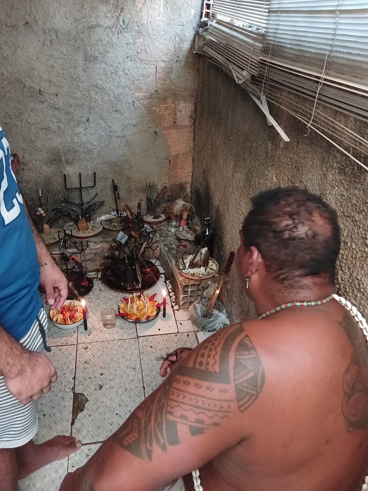 Pai de santo é preso suspeito de estuprar adolescente em terreiro e diz que agia para 'salvar almas'