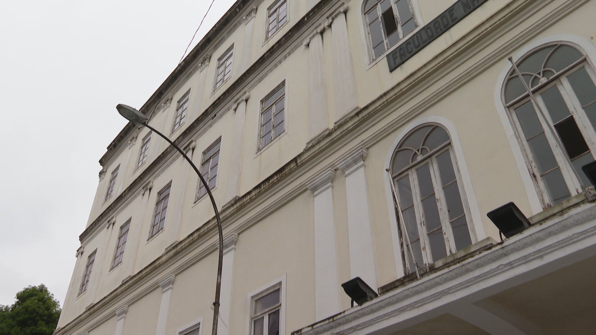 Professor da Faculdade de Direito da UFRJ é afastado por suspeita de assédio contra aluna