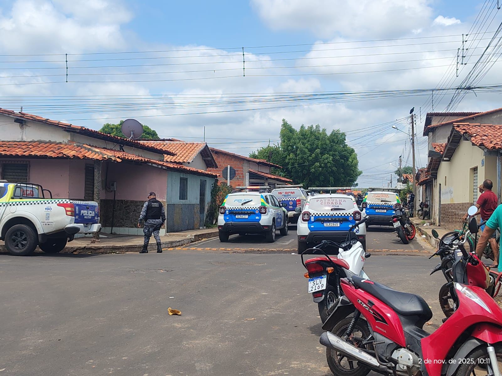 Policiais militares são esfaqueados por suspeito de furtar velas em cemitério no Piauí; homem foi preso
