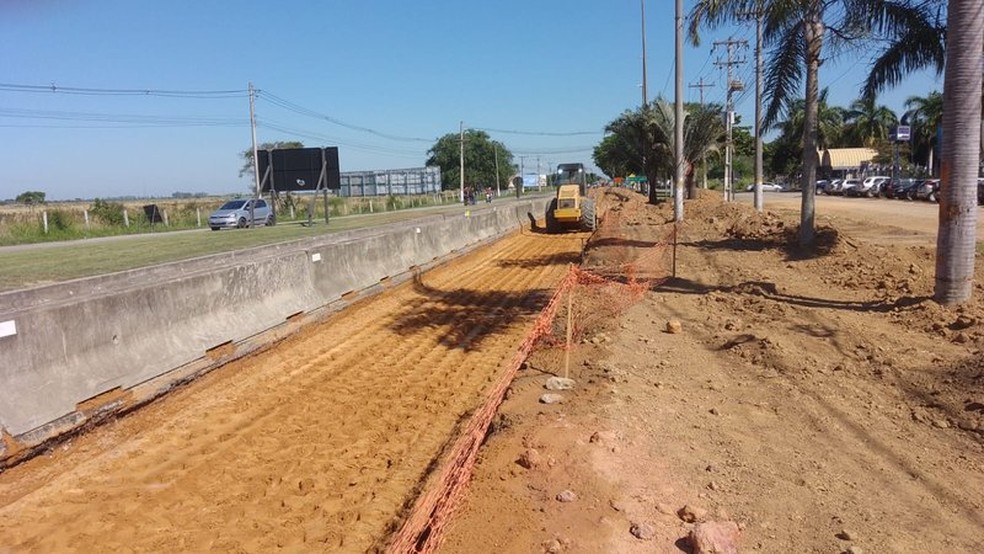 Trecho da BR-101, na região do Parque Rodoviário, já recebe maquinários para a realização de limpeza de terreno e terraplenagem — Foto: Arteris Fluminense/Divulgação