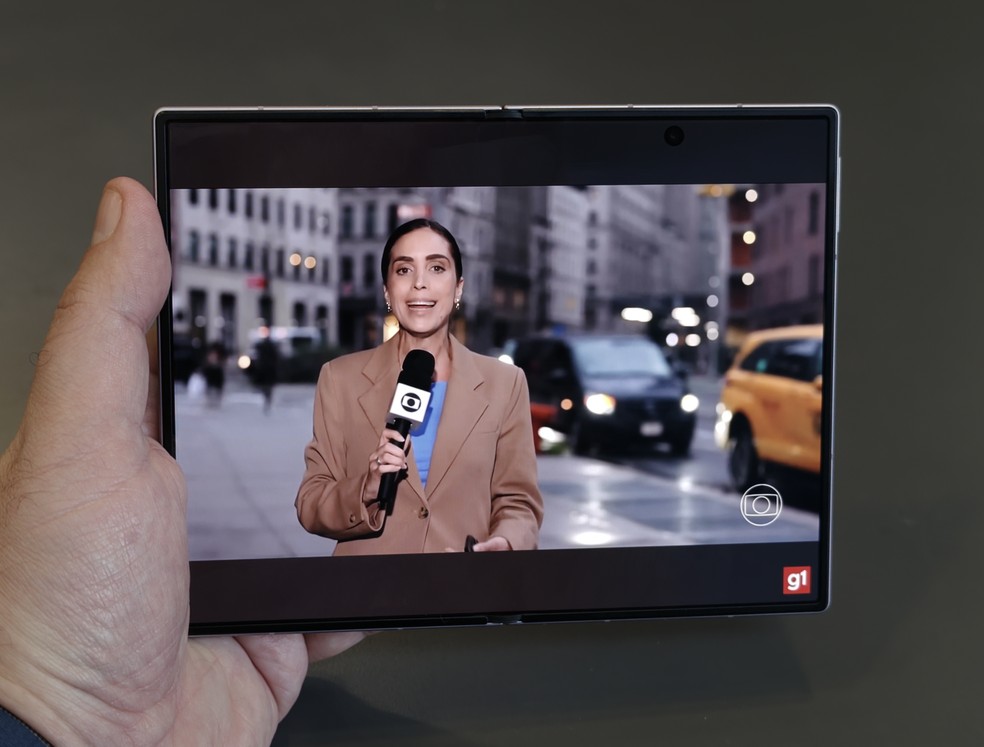 Samsung Galaxy Z Fold8 aberto reproduzindo vídeo — Foto: Henrique Martin/g1
