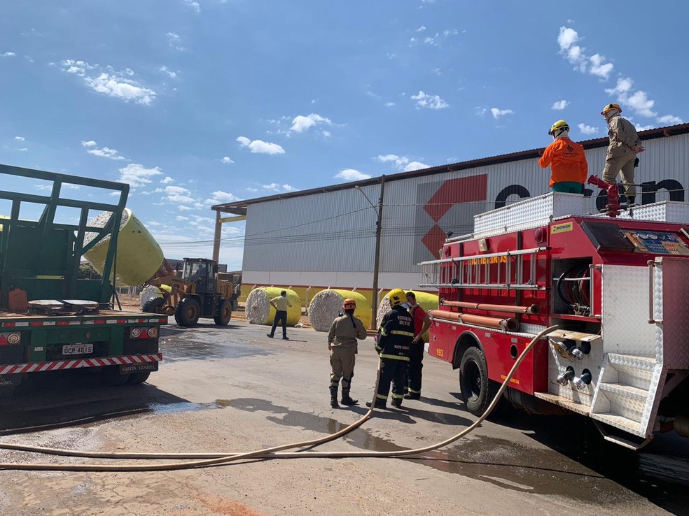 Bombeiros controlam chamas em carga de algodão em MT — Foto: Corpo de Bombeiros