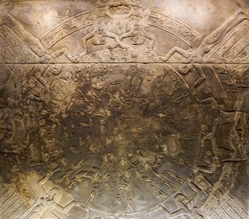 O Zodíaco de Dendera encontra-se atualmente no Louvre, mas a inauguração do Grande Museu Egípcio renovou os apelos para que seja devolvido. — Foto: GETTY IMAGES