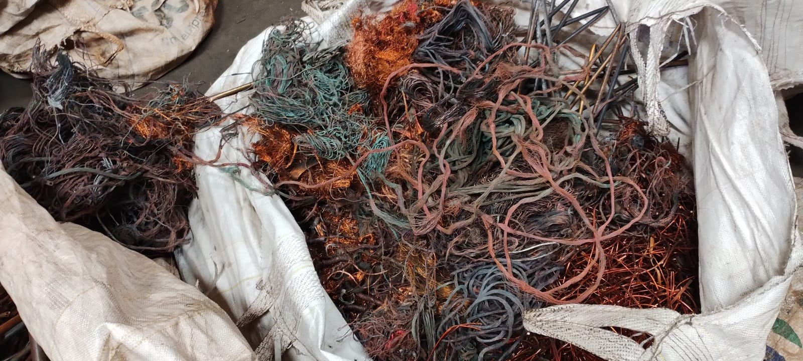 Quase duas toneladas de fios de cobre são apreendidas e ferro-velho é multado em mais de R$ 650 mil