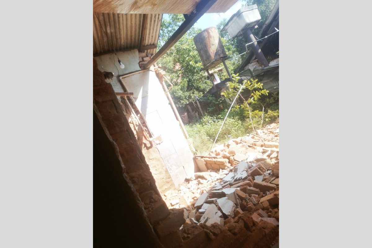 Mulher retira filhos de casa antes de desabamento em Bom Jesus do Itabapoana