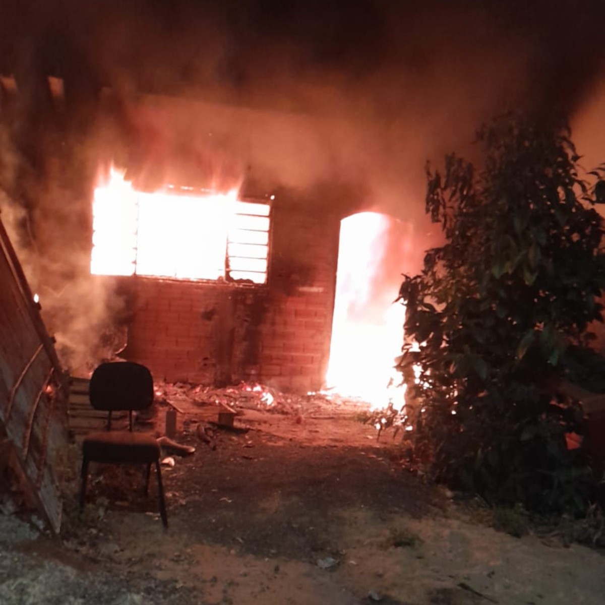 Homem tem 90% do corpo queimado após incêndio atingir casa em Sumaré