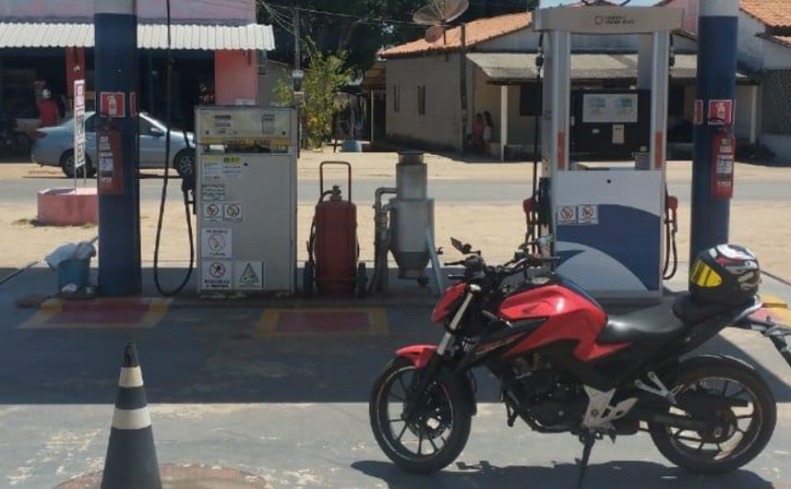 Suspeito de assaltar posto de combustíveis morre em acidente e outro é preso, diz polícia