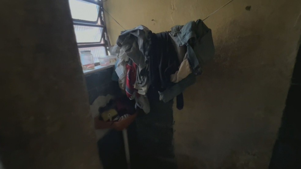 Banheiros sem adaptação para idosos em asilo clandestino — Foto: Reprodução: Policia Civil