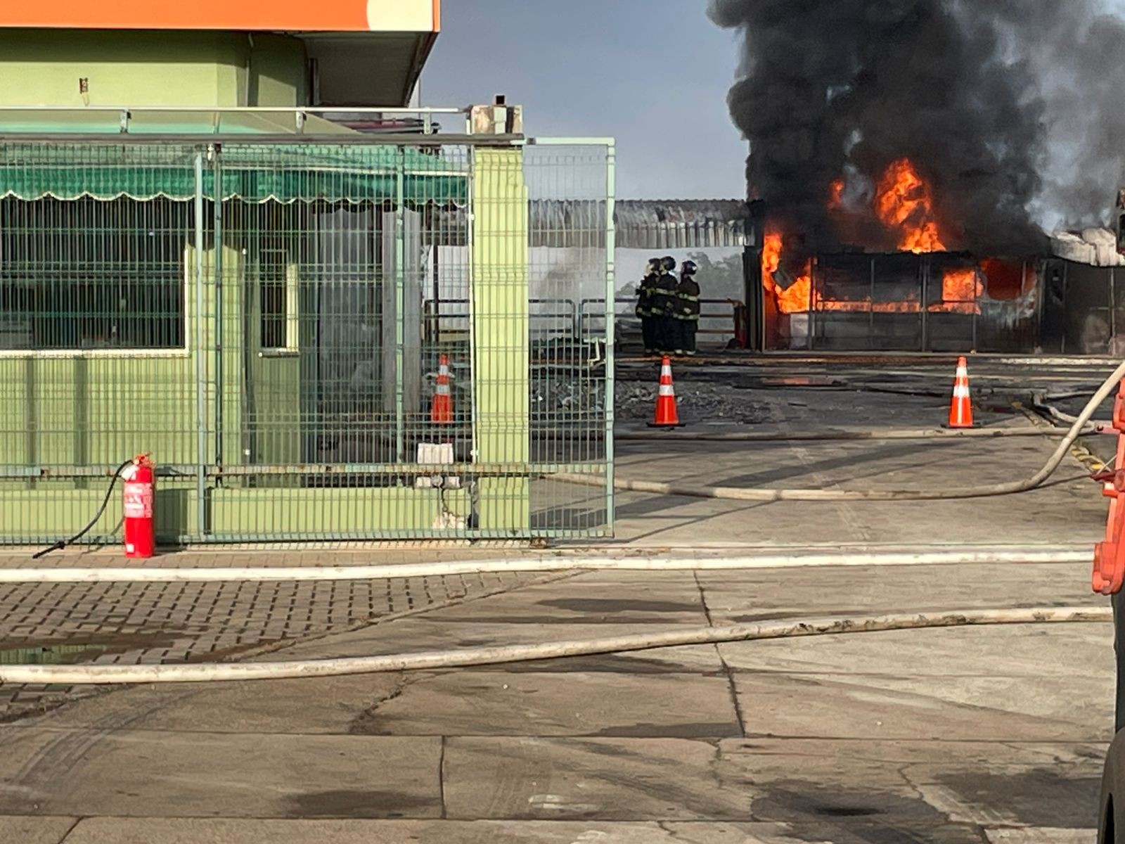 Fábrica é atingida por incêndio em Jambeiro, SP