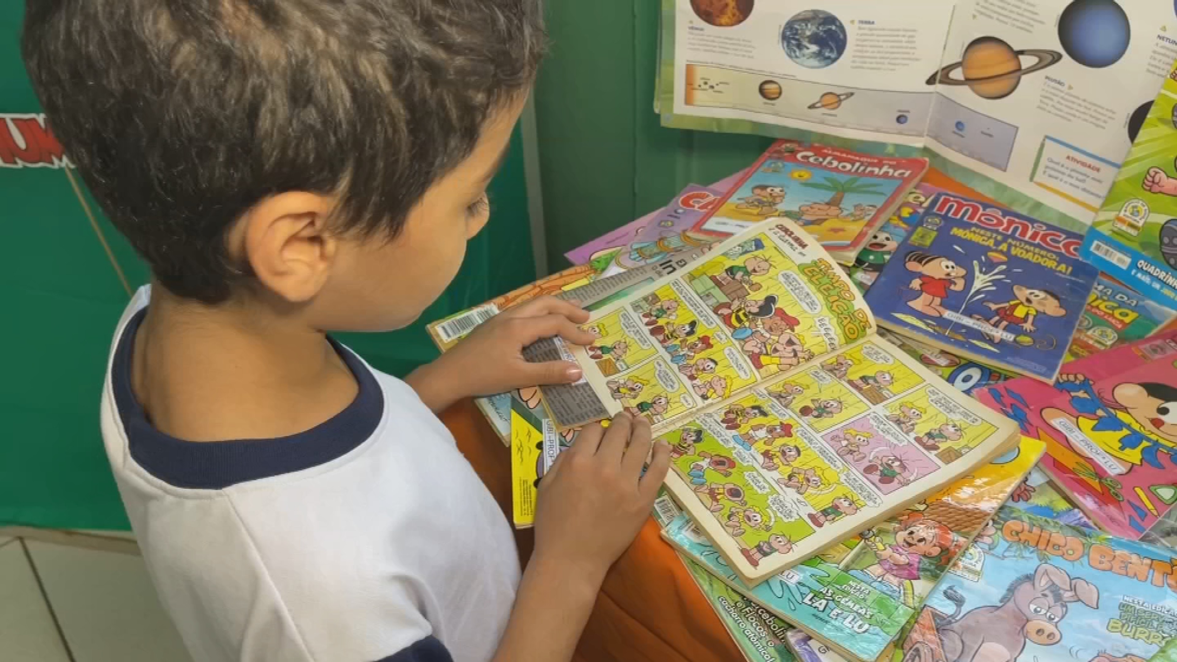 Dia Nacional do Livro: professora usa gibis da Turma da Mônica para alfabetizar alunos no interior de SP