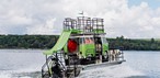 Além da estrutura de vidro da Kombi, há ainda escorregador para diversão dos turistas