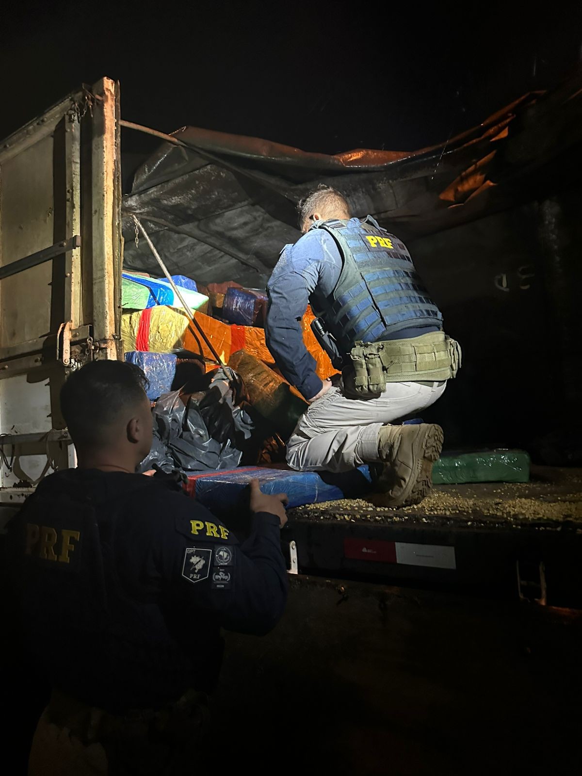 Polícia Rodoviária Federal apreende mais de 14 toneladas de maconha em carreta bitrem, em Rancharia