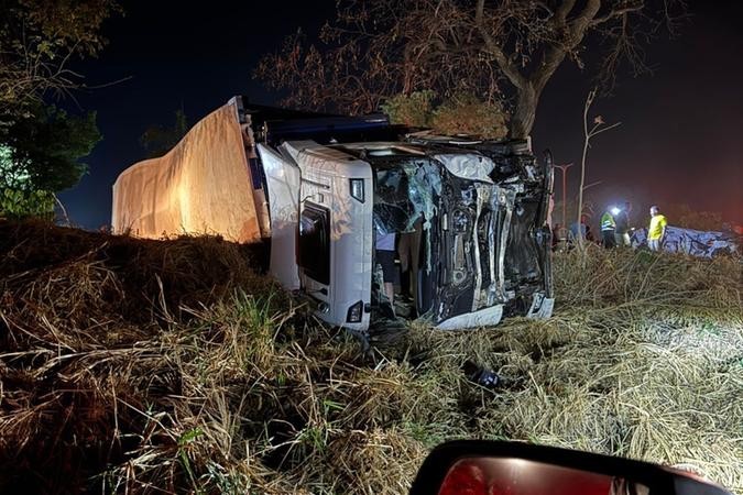 Acidente entre caminhão, carros e moto deixa pelo menos sete mortos na BR-153