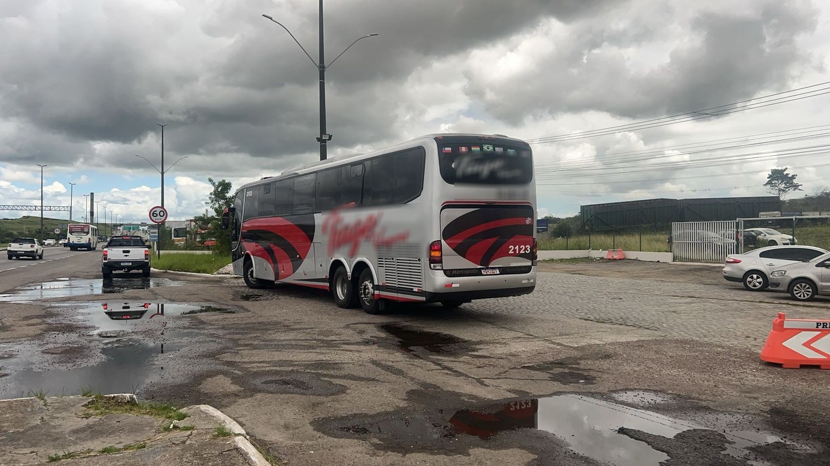 Ônibus suspeito de transportar pessoas com promessa de trabalho irregular é interceptado pela PRF na Grande Aracaju