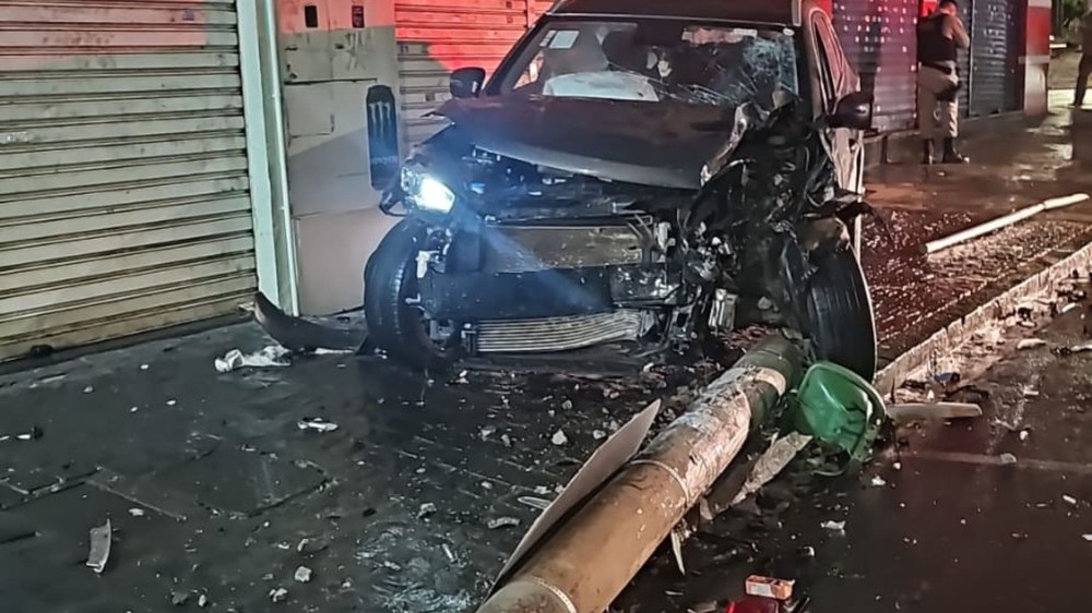 Cansaço e 'modo turbo': motorista avança sinal, atinge carro e derruba poste no Centro de Uberlândia