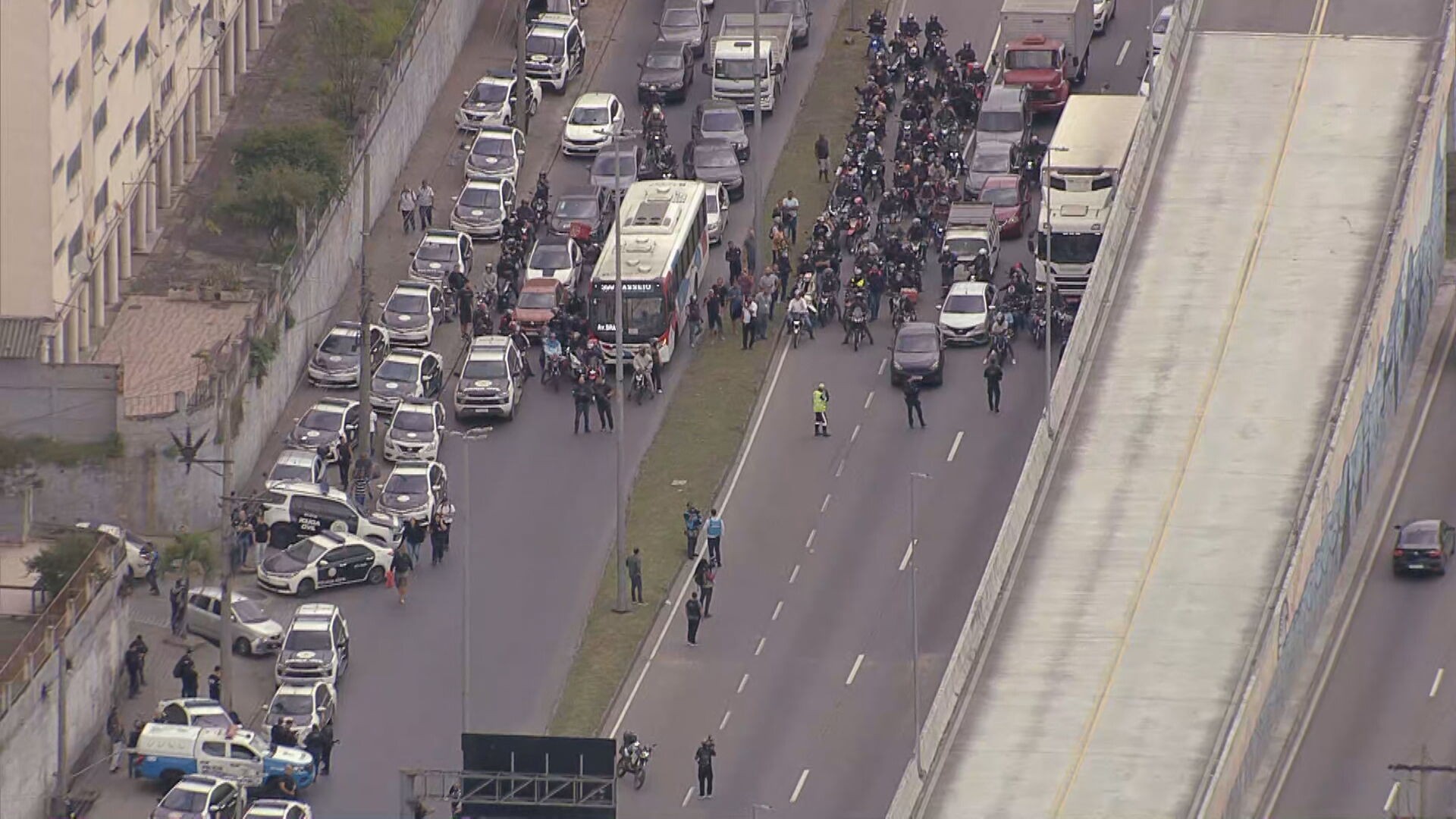 Policiais civis são baleados em ataque de traficantes na Zona Norte do Rio; inspetor foi atingido na cabeça