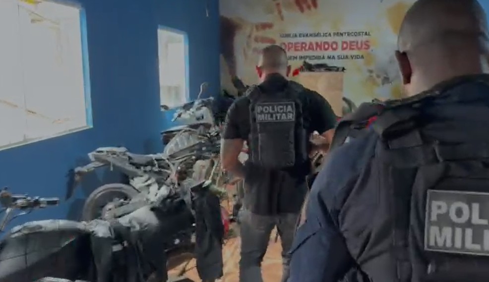 PMs encontram desmanche de motocicletas em igreja abandonada na Baixada Fluminense