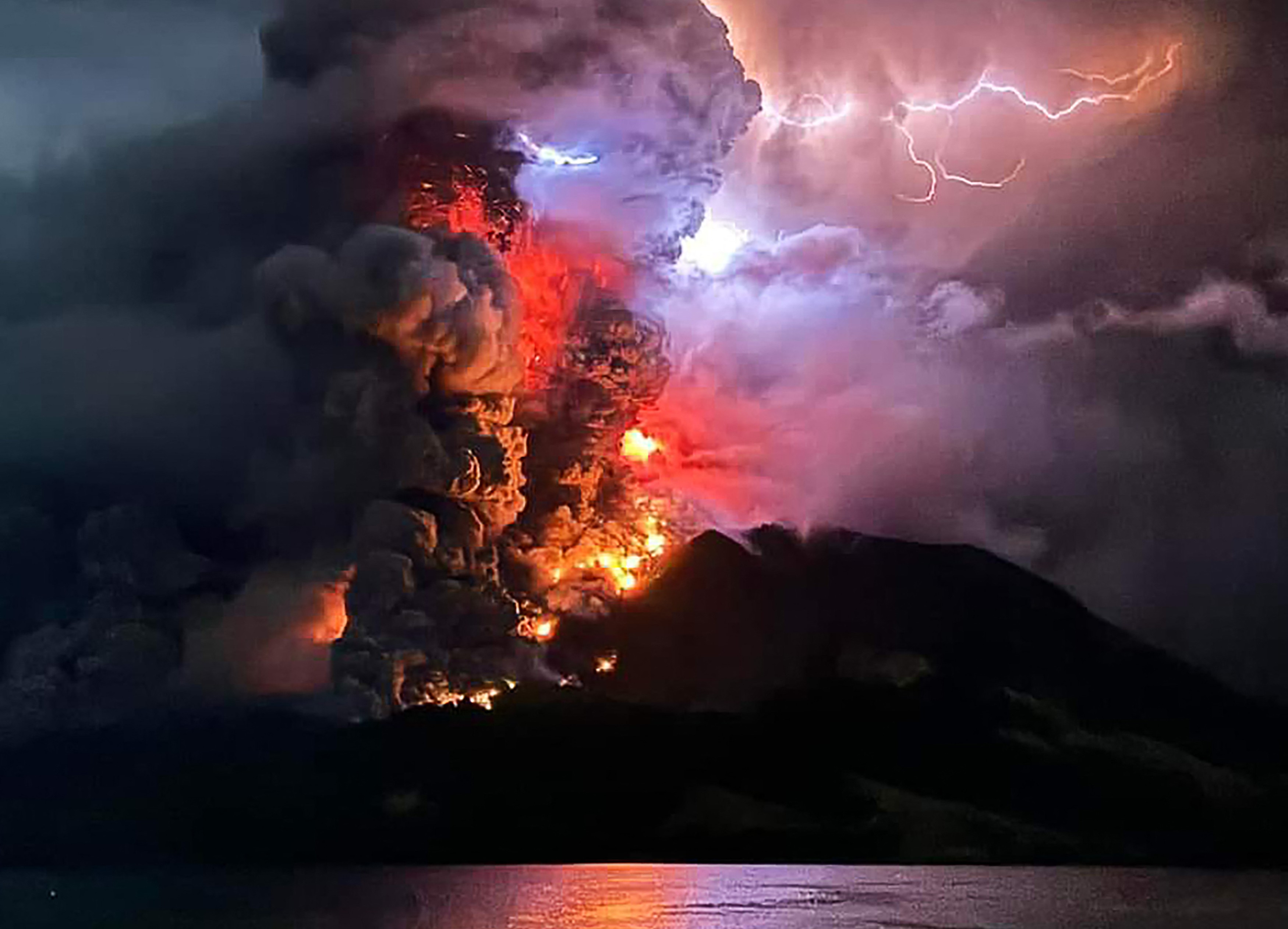 Erupção de vulcão faz Indonesia elevar grau de perigo e emitir alerta para tsunami