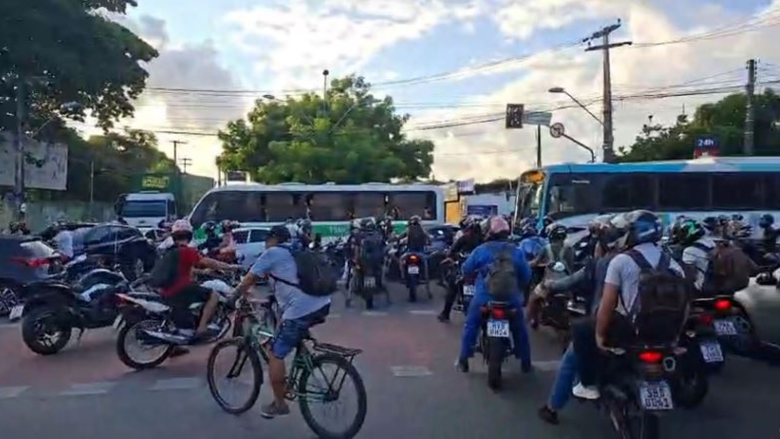 Semáforos apagados causam congestionamentos em cruzamentos em Fortaleza; vídeo