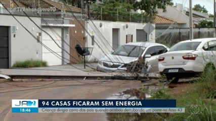 Criança pega carro dos pais, bate em poste e deixa casas sem energia em Palmas