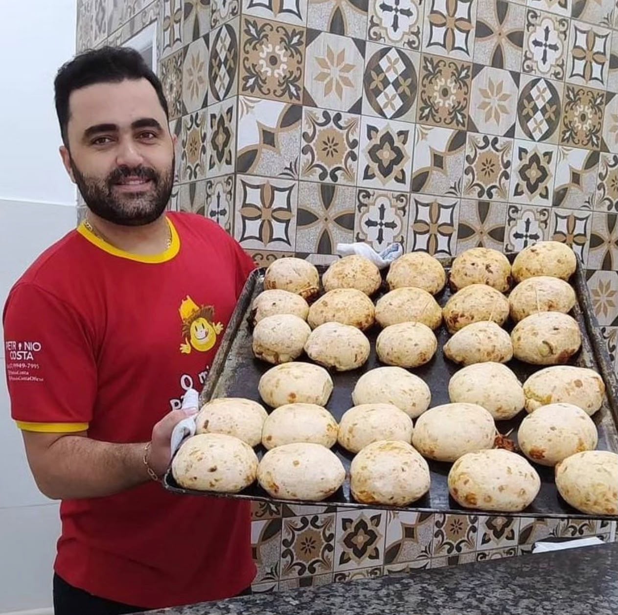 Do forno de barro ao recheio de ovo frito: pão de queijo ganha sabores e histórias no Centro-Oeste de MG