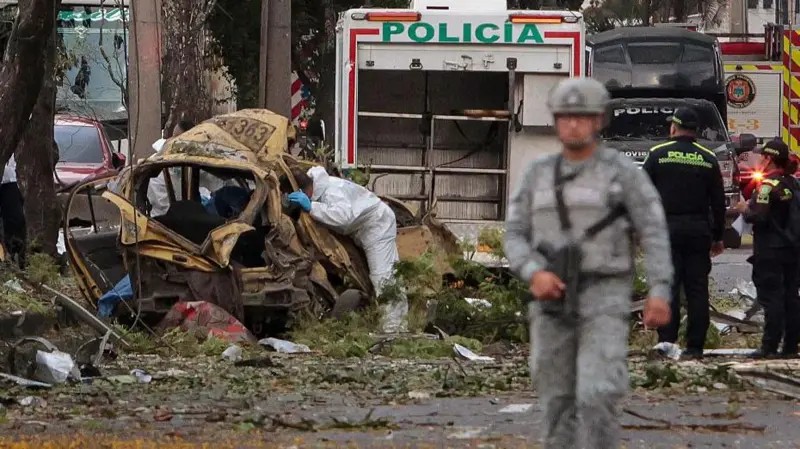 'Dia de morte': ataque a bomba em base militar e queda de helicóptero deixam pelo menos 18 mortos na Colômbia