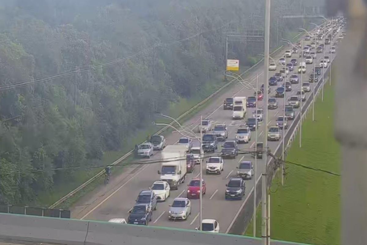 Motoristas enfrentam congestionamento em direção ao litoral de SP neste feriado de Páscoa