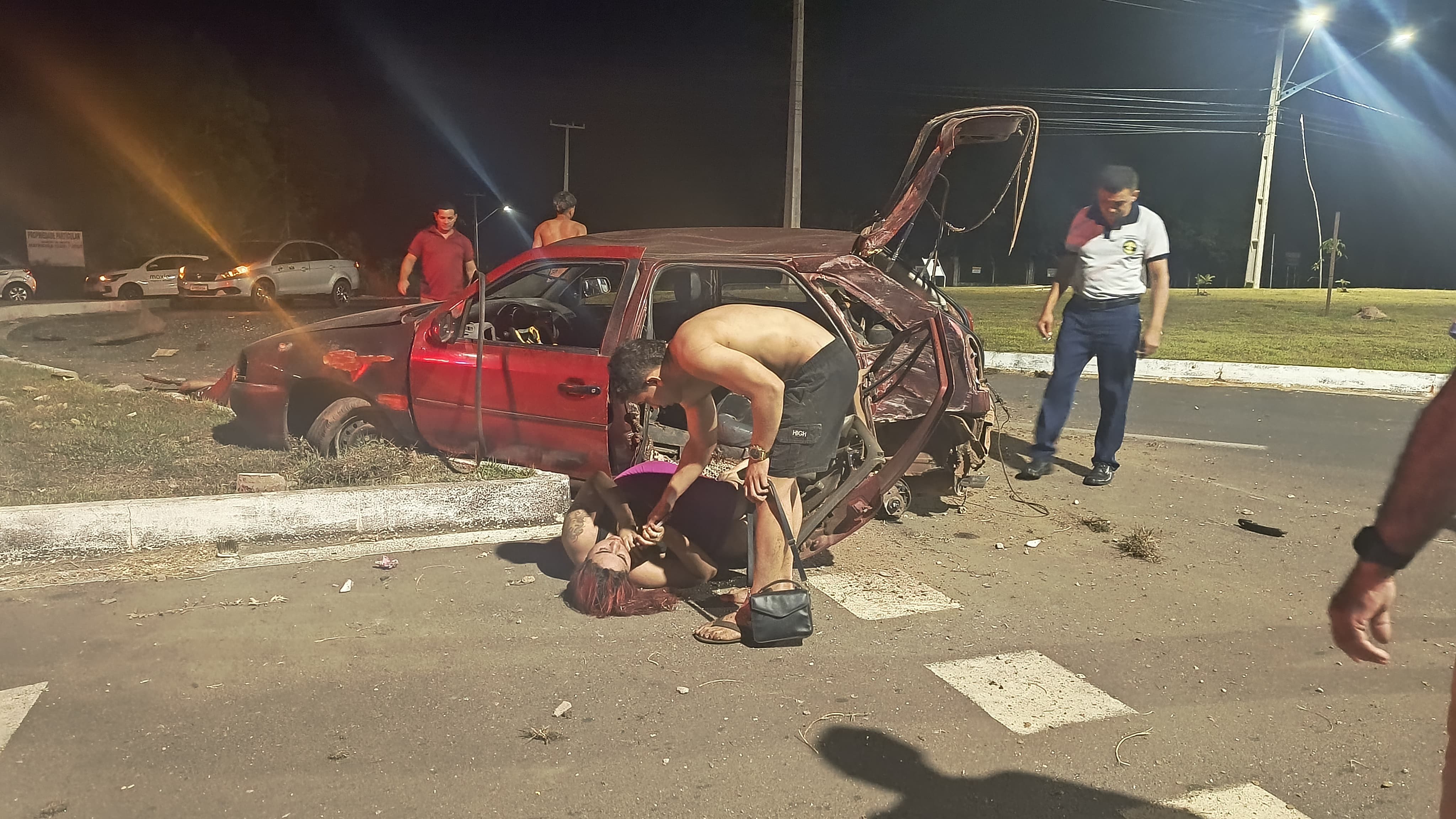 Condutor sem habilitação perde o controle de veículo e bate em rotatória na Fernando Guilhon