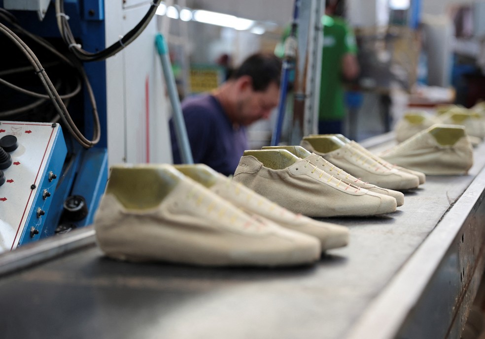 Sapatos em uma linha de produção na fabricante brasileira de calçados Kissol, em meio à imposição de novas tarifas americanas sobre diversos produtos brasileiros, incluindo a indústria calçadista, que tem os EUA como seu principal mercado externo. — Foto: Joel Silva/Reuters