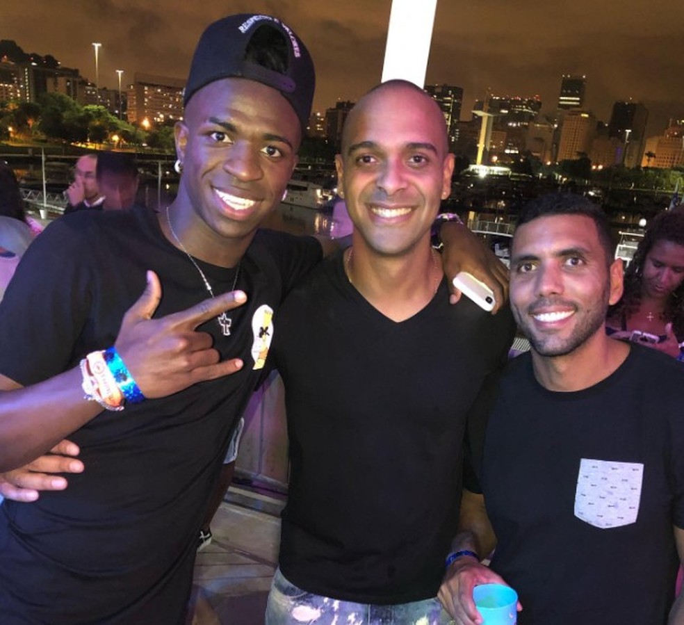 Ex-jogador Tássio Maia dos Santos e Vandré Cordeiro da Silva, mortos após queda de muro durante vendaval, ao lado do jogador Vinícius Júnior — Foto: Reprodução