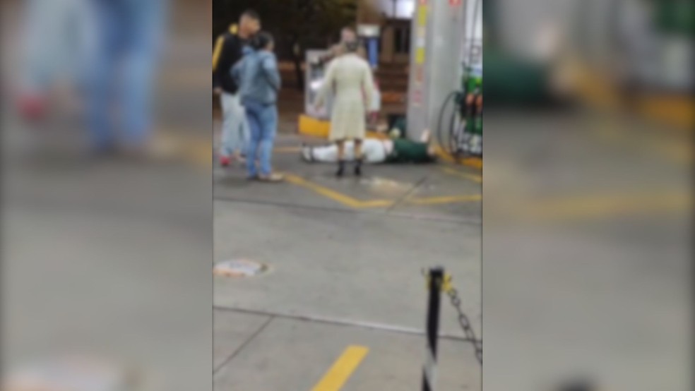 Motorista de aplicativo desmaia após ser agredido em posto de combustíveis de Votuporanga (SP) — Foto: Reprodução/Câmera de segurança