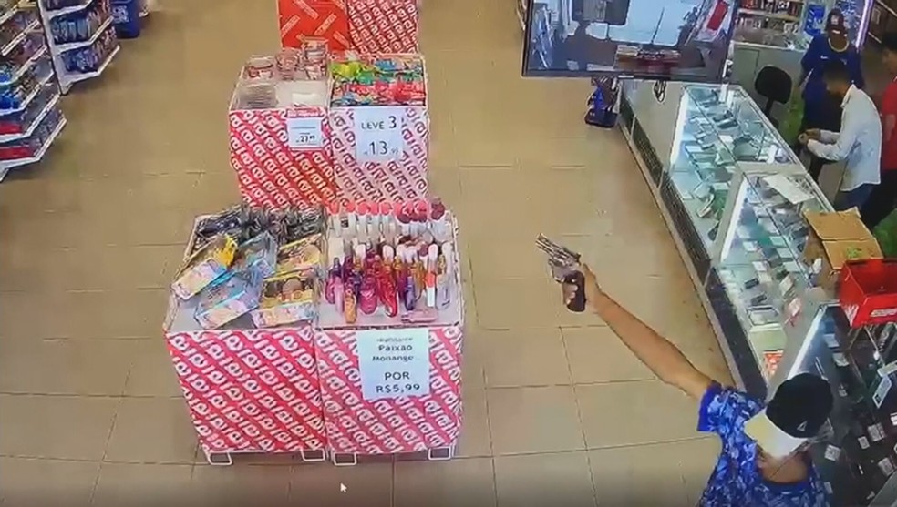 Suspeitos entram em loja, do DF, e levam aparelhos celulares — Foto: Reprodução