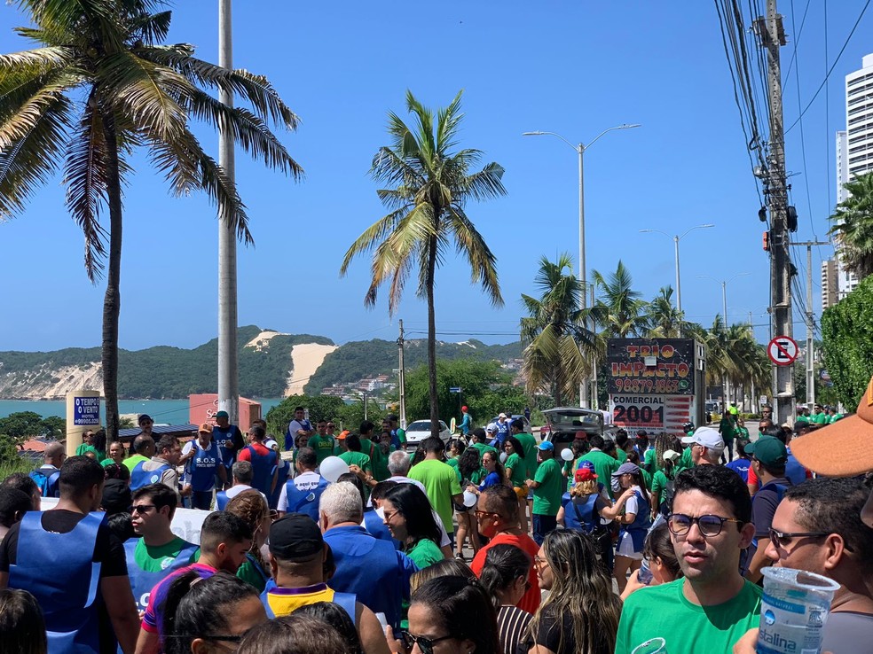 Em protesto, defensores da Praia de Ponta Negra realizam caminhada em Natal — Foto: Gustavo Brendo/Inter TV Cabugi