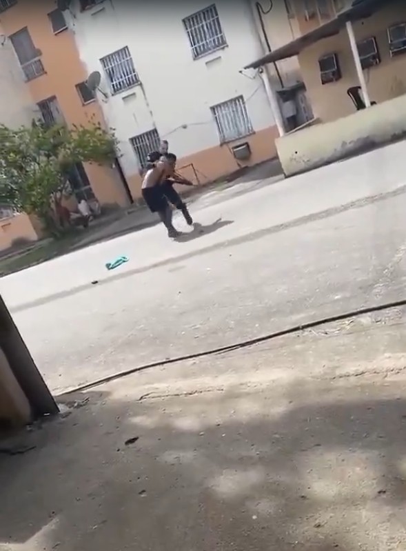 VÍDEO: Suspeito entra em luta corporal com policial, tenta tomar fuzil e dispara 5 vezes 