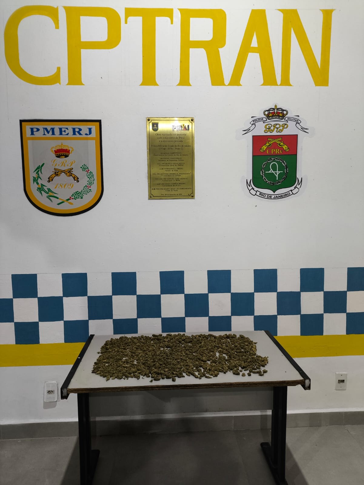 Jovem é preso com droga escondida no banco de carro na RJ-145, em Piraí