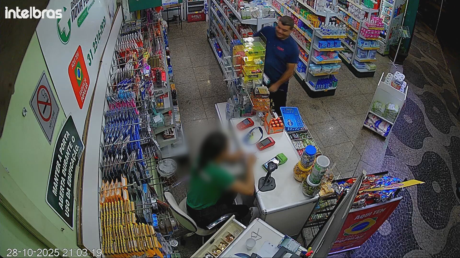 Vídeo mostra homem furtando caneta emagrecedora e escondendo produto na cueca em farmácia de BH