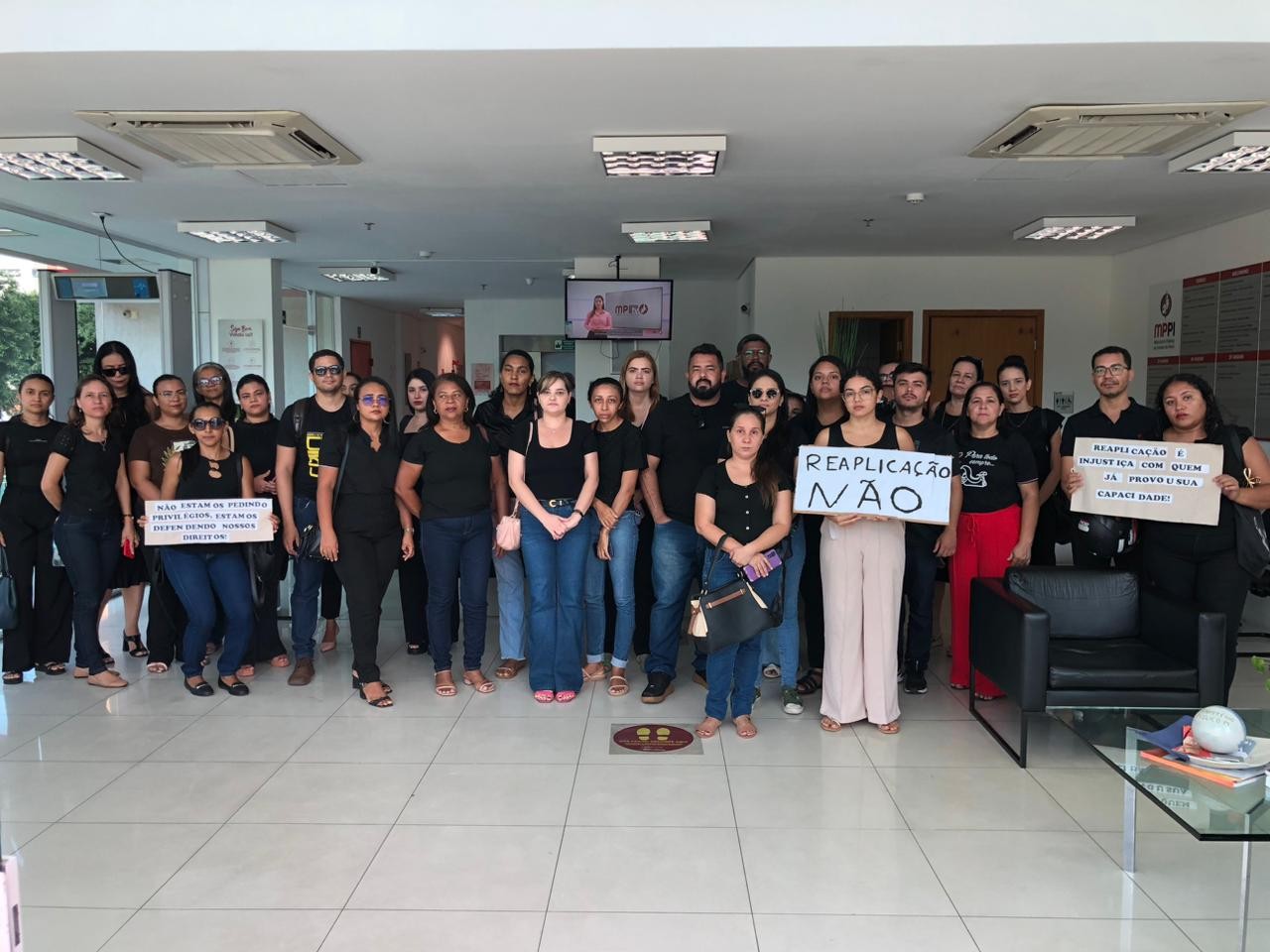 Professores fazem manifestação contra suspensão do concurso da Semec em Teresina