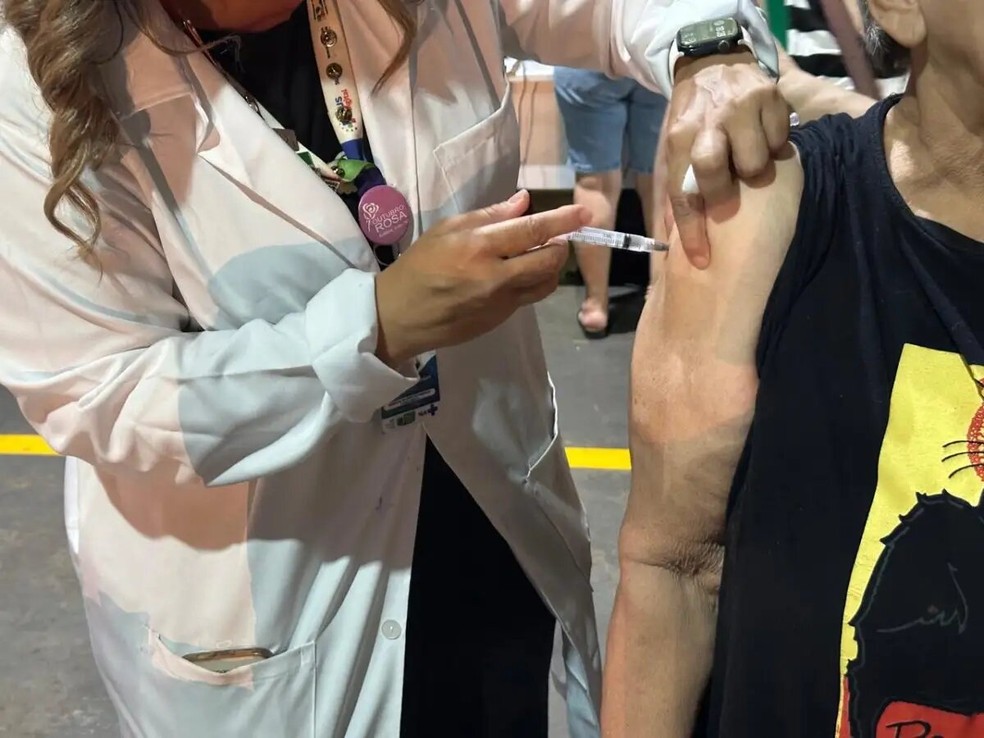 Vacinação contra a gripe em Campo Grande (MS). — Foto: Renata Fontoura/TV Morena