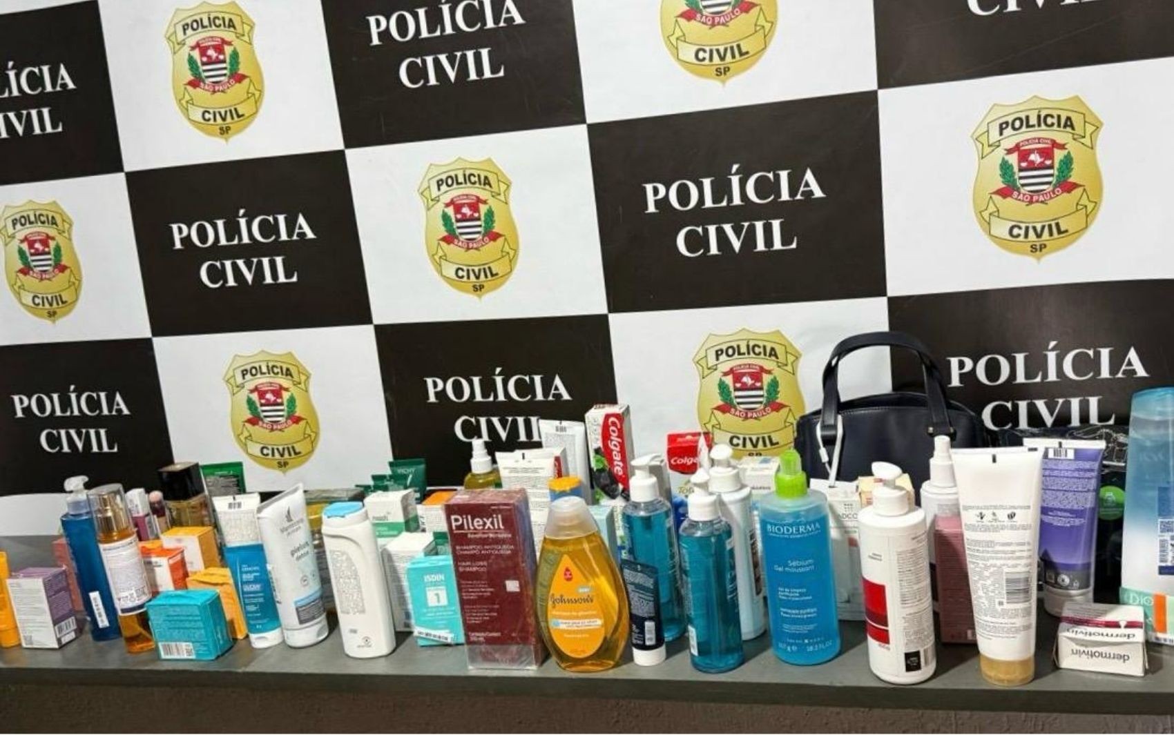 Duas pessoas são presas por suspeita de integrar quadrilha especializada em furtar farmácias em Barretos, SP