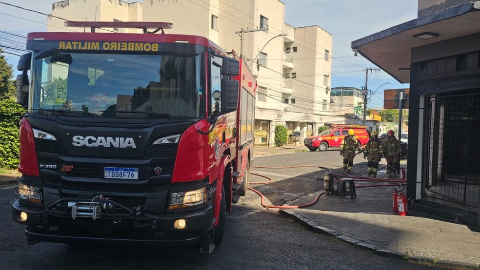 Inc&ecirc;ndio em hamburgueria do bairro Cazeca, em Uberl&acirc;ndia &mdash; Foto: Corpo de Bombeiros/Divulga&ccedil;&atilde;o