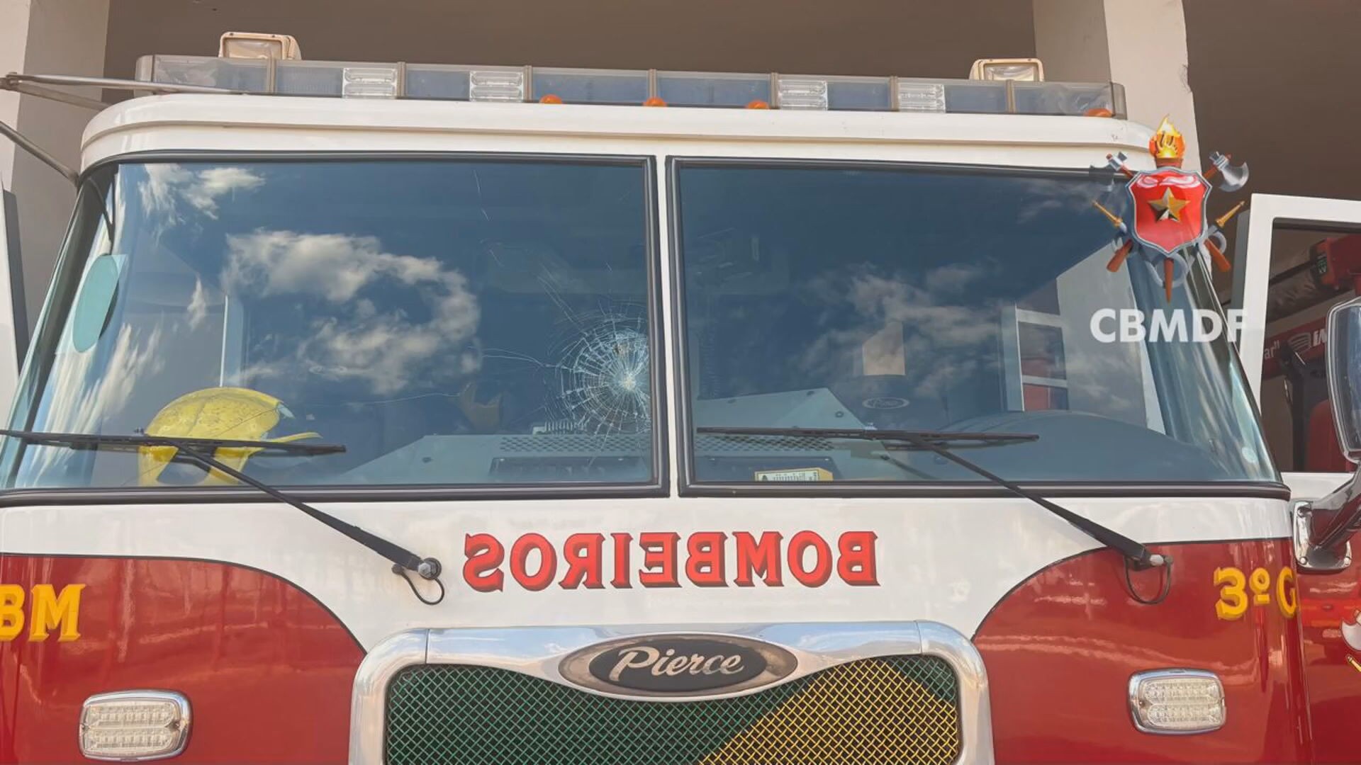 Bombeiros dizem ter sido agredidos com pedras durante combate a incêndio na Estrutural, no DF
