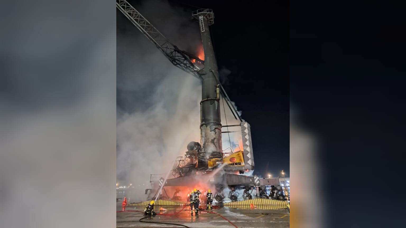 Guindaste é tomado pelas chamas durante incêndio em complexo portuário de SC; VÍDEO