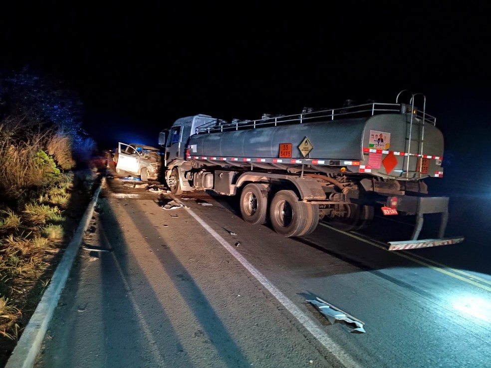 Agente da Polícia Civil do Piauí morre em acidente entre carro e caminhão na BR-343 — Foto: Divulgação/PRF