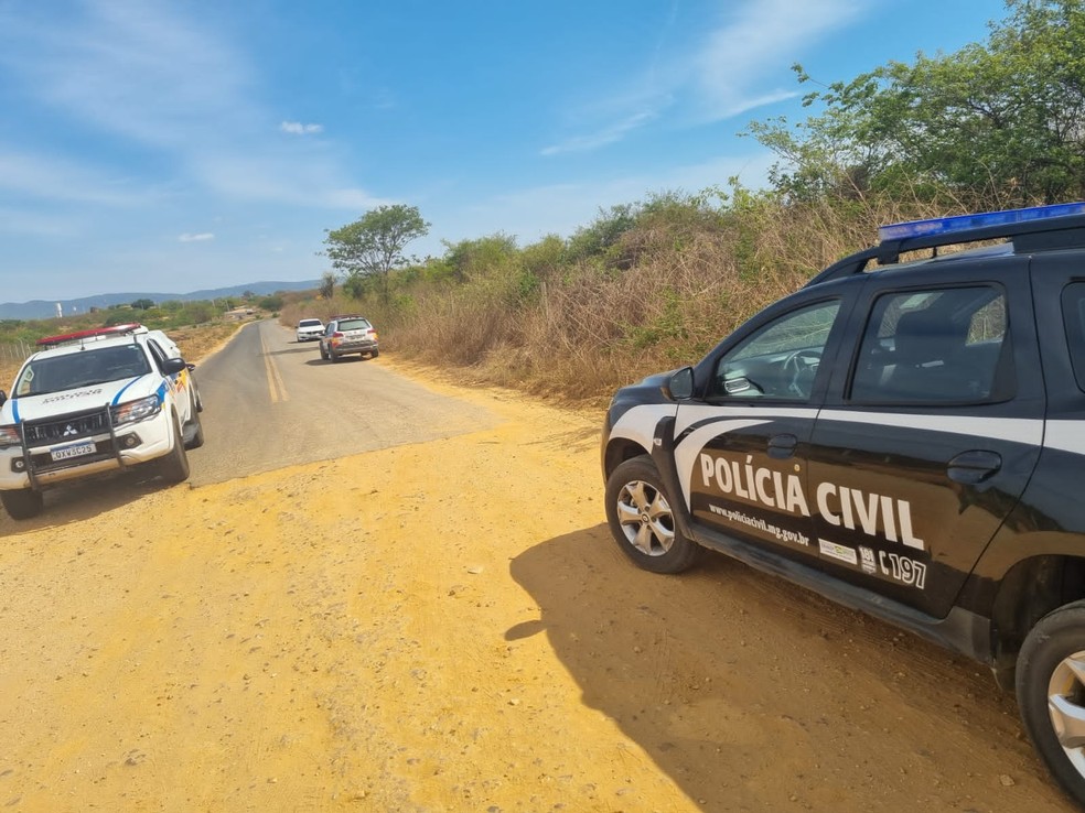 Um dos suspeitos foi encontrado em uma área de mata — Foto: Polícia Civil/Divulgação