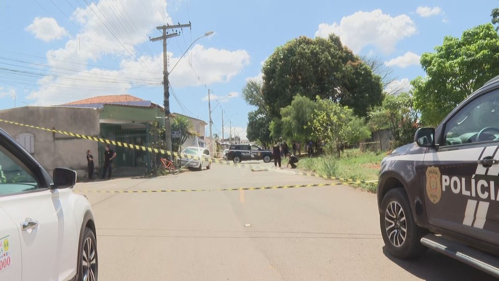 Imagem mostra local onde ocorreu assassinato de mulher de 20 anos, em Sobradinho, no DF — Foto: TV Globo/Reprodução